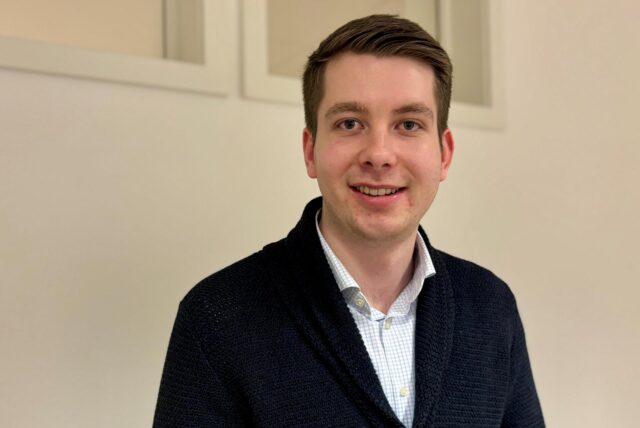 Tom Roehl, FDP-Politiker aus Castrop-Rauxel, steht vor einer weißen Wand.