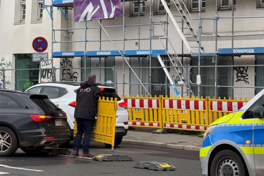 Auf dem Heiligen Weg ist eine Baustellen-Barke umgeweht worden und gegen ein Auto geknallt. Die Folge war ein Polizeieinsatz.