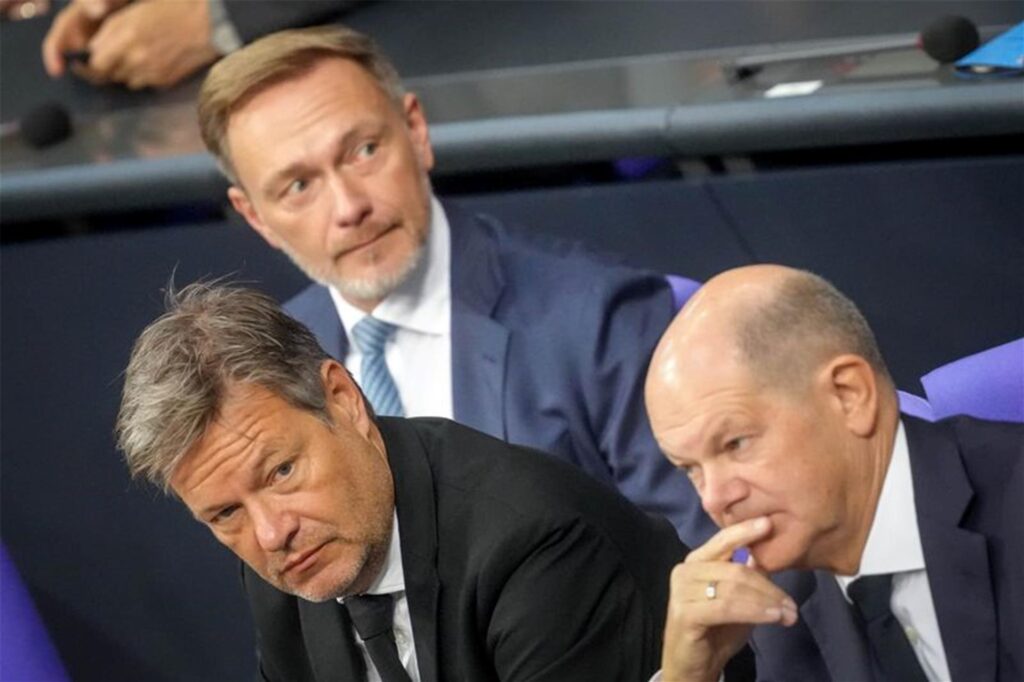 Christian Lindner, Robert Habeck und Olaf Scholz sitzen nebeneinander im Bundestag. Christian Lindner, Robert Habeck und Olaf Scholz sitzen nebeneinander im Bundestag.