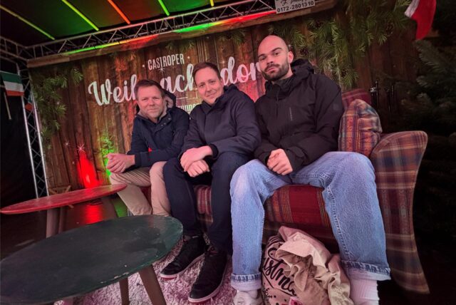 Der PottCAS ist am 22.12.2024 im Castroper Weihnachtsdorf live zu hören und erstmals auch zu sehen. In der Episode 119 setzten sich Host Tobias Weckenbrock (l.) mit den Gästen der Folge Fabian Hollenhorst und Co-Host Luca Füllgraf (r.) schon mal aufs Sofa auf der Bühne.