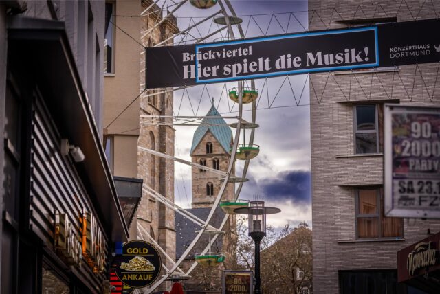 Dieses Werbebanner des Konzerthauses prangt am Eingang zur Brückstraße Richtung Norden.