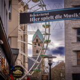 Dieses Werbebanner des Konzerthauses prangt am Eingang zur Brückstraße Richtung Norden.