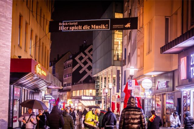 Diese Werbebanner des Konzerthauses prangt am Eingang zur Brückstraße Richtung Norden.