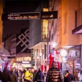 Diese Werbebanner des Konzerthauses prangt am Eingang zur Brückstraße Richtung Norden.