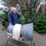 Ein Mann in blauem Pullover steht auf einem Hof. Vor ihm ist ein grauer Trichter, hinter ihm stehen Tannen. (Archiv)