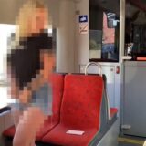 Die Darstellerin macht sich in der U43 die Hose auf. Sie ist so verpixelt, dass man sie nicht erkennt.