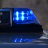 Ein Blaulicht auf einem Polizeiwagen.