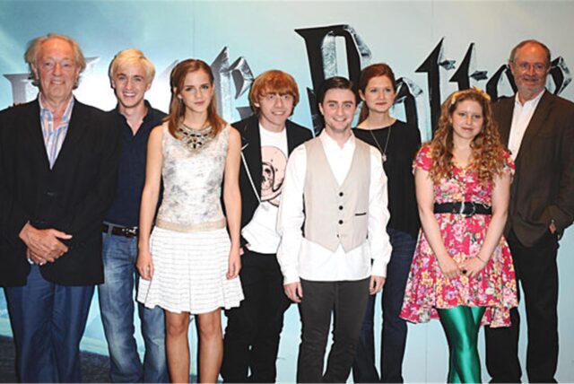 Schauspieler Sir Michael Gambon (l-r), Tom Felton, Emma Watson, Rupert Grint, Daniel Radcliffe, Bonnie Wright, Jessie Cave und Jim Broadbent bei einem Fototermin