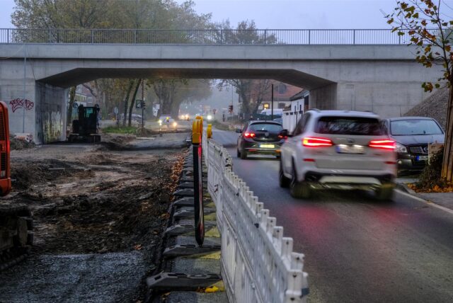 Autos fahren durch die Baustelle an der Herner Straße in Recklinghausen
