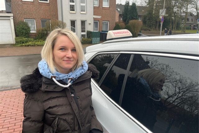 Jaqueline Alber (30) arbeitet seit einigen Jahren als Fahrlehrerin bei der Fahrschule Brüggemann.