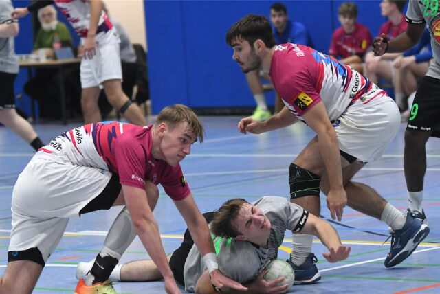 Die HSG Rauxel-Schwerin, hier mit Moritz Tann am Ball, musste zuletzt einige Rückschläge hinnehmen. Wie wird sich die Mannschaft im Keller-Duell gegen HSG Hattingen-Sprockhövel 2 schlagen?