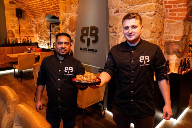 Zwei Männer präsentieren Sushi im Restaurant „Black Bonsai“ in Recklinghausen.