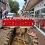 Eine Baugrube mit Absperrbaken.