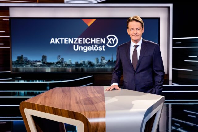 Moderator Rudi Cerne im Studio von „Aktenzeichen XY … ungelöst“.