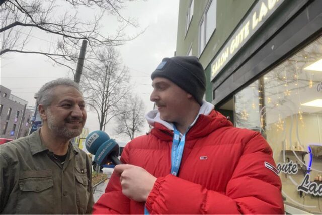 Friseur Hüseyin Yilmaz (l.) freut sich darüber, dass die Baustelle vor seiner Tür endlich weg ist.