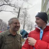 Friseur Hüseyin Yilmaz (l.) freut sich darüber, dass die Baustelle vor seiner Tür endlich weg ist.
