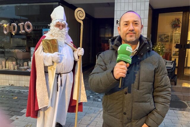 André Pryzybyl, Redakteur der Hertener Allgemeinen, steht vor dem Nikolaus in der Hertener Innenstadt.