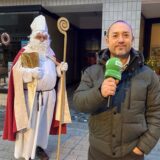 André Pryzybyl, Redakteur der Hertener Allgemeinen, steht vor dem Nikolaus in der Hertener Innenstadt.