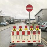 Die Straße „Zum Schacht“ mit Eisenbahnstraßenschild