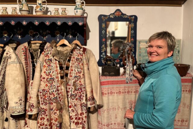Karin Roth, erste Vorsitzende der Kreisgruppe Herten der Siebenbürger Siedler, in der Heimatstube im Siebenbürger Haus der Jugend