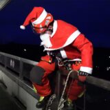 Ein als Nikolaus verkleideter Höhenretter der Feuerwehr steigt an der Kinderklinik in Datteln über ein Geländer, um sich abzuseilen.