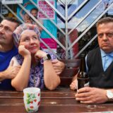 Die drei Darsteller der Hertener Comedy-Gruppe „Die Palleks“ sitzen an einem Tisch.