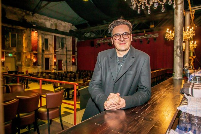 Theaterdirektor Marvin Boettcher lehnt im Revuepalast Ruhr in Herten am Tresen.