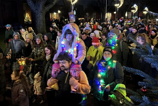 Zusammen mit dem Spielmannszug Obercastrop sangen die Kinder und ihre Eltern am 6.12.2024 für den Nikolaus in Ickern. Rund 500 Menschen zogen hinter seinem Zweispänner her durch den Stadtteil.
