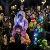 Zusammen mit dem Spielmannszug Obercastrop sangen die Kinder und ihre Eltern am 6.12.2024 für den Nikolaus in Ickern. Rund 500 Menschen zogen hinter seinem Zweispänner her durch den Stadtteil.