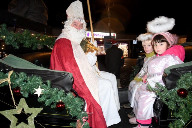 Der Hertener Michael Stimpel fährt als Nikolaus in einer Kutsche durch die Hertener Innenstadt. Begleitet wird er von zwei Kindern im Engelskostüm.