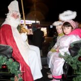 Der Hertener Michael Stimpel fährt als Nikolaus in einer Kutsche durch die Hertener Innenstadt. Begleitet wird er von zwei Kindern im Engelskostüm.