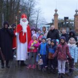 Der Nikolaus und sein Gehilfe Knecht Ruprecht besuchten Kinder am Schiffshebewerk Henrichenburg.