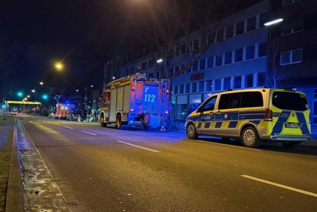 Polizei und Feuerwehr stehen nach einem Unfall auf dem Dortmunder Ostwall.