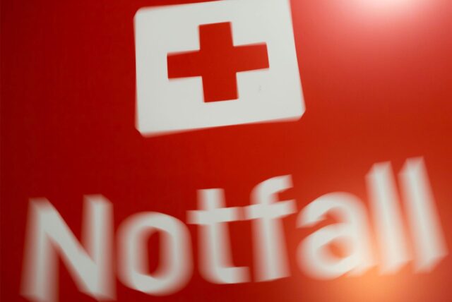 Ein Schild mit der Aufschrift Notfall