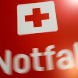 Ein Schild mit der Aufschrift Notfall