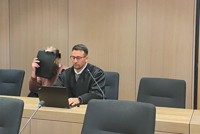 Der Angeklagte (links) neben seinem Verteidiger Simón Barrera González beim Prozessauftakt am Bochumer Landgericht am 6. Dezember 2024.