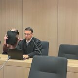 Der Angeklagte (links) neben seinem Verteidiger Simón Barrera González beim Prozessauftakt am Bochumer Landgericht am 6. Dezember 2024.