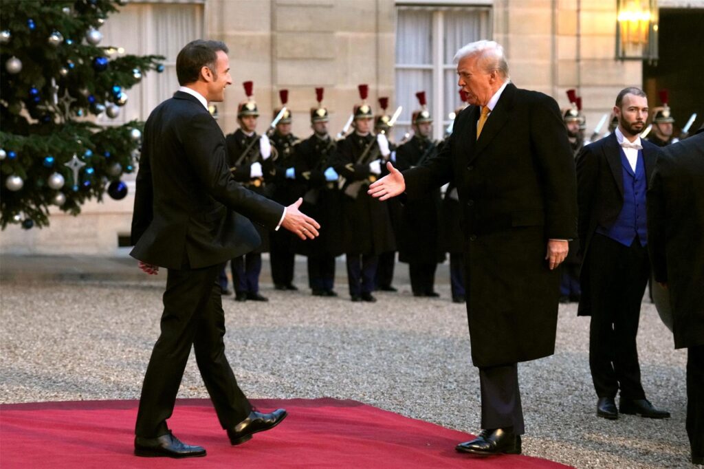 Der französische Präsident Emmanuel Macron (l) schüttelt dem designierten US-Präsidenten Donald Trump die Hand, als dieser im Elysee-Palast in Paris ankommt. Der französische Präsident Emmanuel Macron (l) schüttelt dem designierten US-Präsidenten Donald Trump die Hand, als dieser im Elysee-Palast in Paris ankommt.