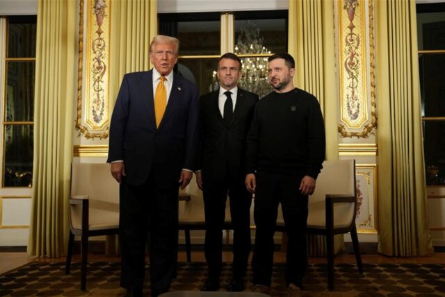 Frankreichs Präsident Emmanuel Macron (M.) begrüßt den designierten US-Präsidenten Donald Trump (l.) und den ukrainischen Präsidenten Selenskyj.