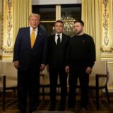 Frankreichs Präsident Emmanuel Macron (M.) begrüßt den designierten US-Präsidenten Donald Trump (l.) und den ukrainischen Präsidenten Selenskyj.