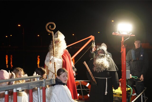 Nikolaus und Gefolge auf dem Boot