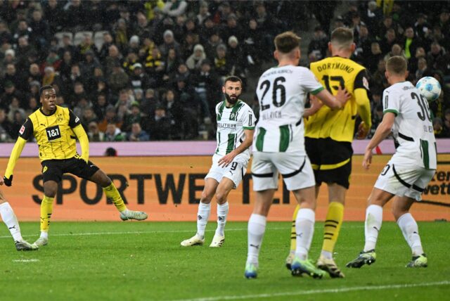 Jamie Gittens schießt den Ball ins Tor.