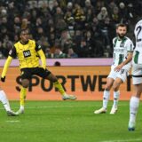 Jamie Gittens schießt den Ball ins Tor.