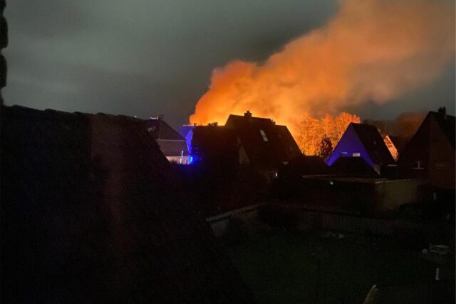 Rauchsäule und Flammen des Brands waren am Samstag schon von weitem zu sehen.