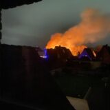 Rauchsäule und Flammen des Brands waren am Samstag schon von weitem zu sehen.