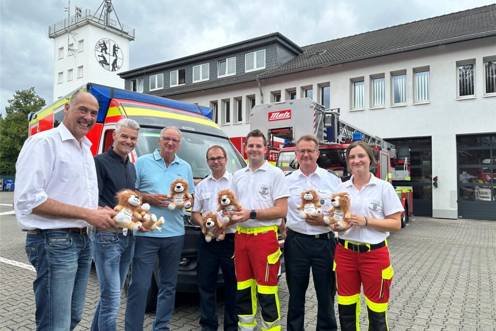 100 Löwen-Kuscheltiere für den Rettungsdienst bei der Feuerwehr Castrop-Rauxel: Ideengeber Wolfgang Bläss (3.v.l.) mit Lions-Kollegen und Rettungsdienst-Vertretern. 100 Löwen-Kuscheltiere für den Rettungsdienst bei der Feuerwehr Castrop-Rauxel: Ideengeber Wolfgang Bläss (3.v.l.) mit Lions-Kollegen und Rettungsdienst-Vertretern.