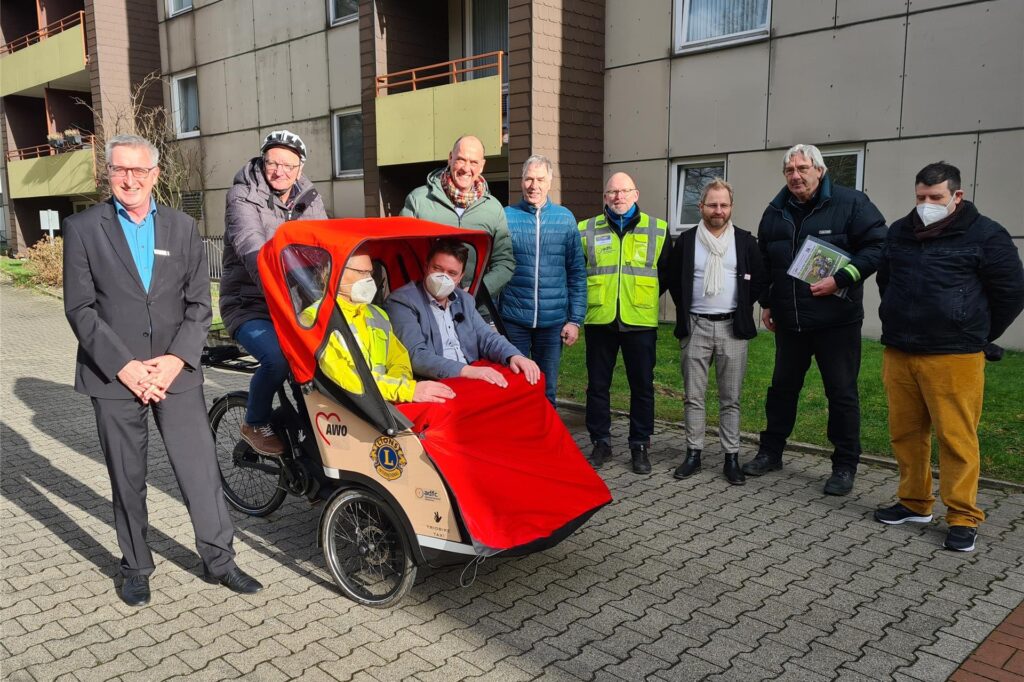 Das war die Probefahrt von Wolfgang Bläss vor einigen Jahren mit Bürgermeister und Co. Inzwischen hat sich die Rikscha von Awo, Lions und ADFC in Castrop-Rauxel etabliert. Einmal in der Woche fährt der 66-Jährige damit Bewohner von Pflegeheimen durch die Stadt. Das war die Probefahrt von Wolfgang Bläss vor einigen Jahren mit Bürgermeister und Co. Inzwischen hat sich die Rikscha von Awo, Lions und ADFC in Castrop-Rauxel etabliert. Einmal in der Woche fährt der 66-Jährige damit Bewohner von Pflegeheimen durch die Stadt.
