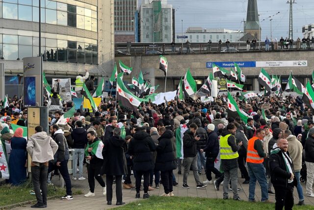 Syrerinnen und Syrer demonstrieren am Hauptbahnhof in Dortmund.
