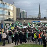 Syrerinnen und Syrer demonstrieren am Hauptbahnhof in Dortmund.