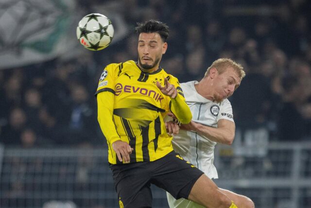 Ramy Bensebaini köpft den Ball.